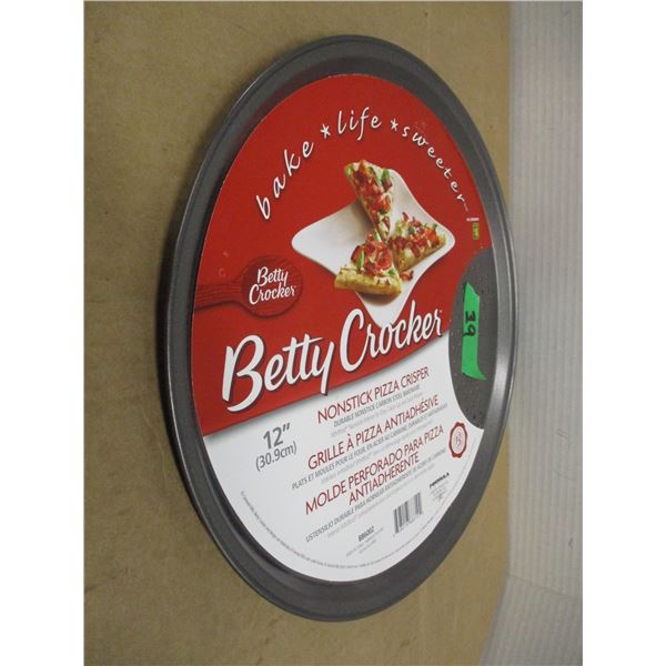 ESTATE (NEW):  BETTY CROCKER COOKIE SHEET & 2 PIZZA PANS