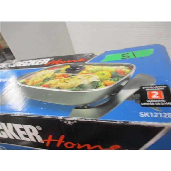 ESTATE (NEW):  BLACK & DECKER ELECTRIC SKILLET IN ORIGINAL BOX
