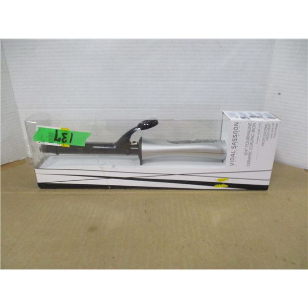 ESTATE (NEW):  VIDAL SASSOON CURLING IRON IN ORIGINAL BOX