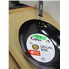 Image 1 : ESTATE (NEW):  CUISINART 9" GRILLING WOK