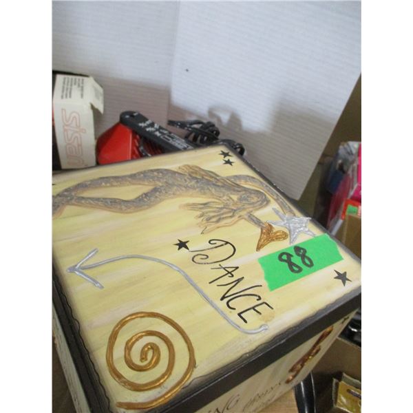 ESTATE:  FLAT C/W ASSORTED HOUSEWARES (BASKETS, LIGHT BUBLS, STORAGE BOX, ETC)