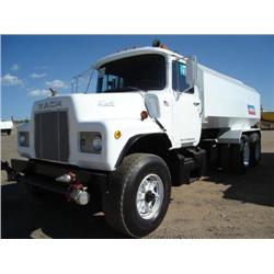 MACK DM686SX 4000 GALLON T/A WATER TRUCK s/n 1M2B128C6DA009393: