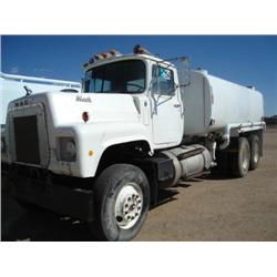 MACK RL686LST 4,000 GALLON T/A WATER TRUCK s/n RL686LST39335: