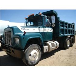 MACK R686ST T/A DUMP TRUCK s/n 1M2N179YXFA098960: