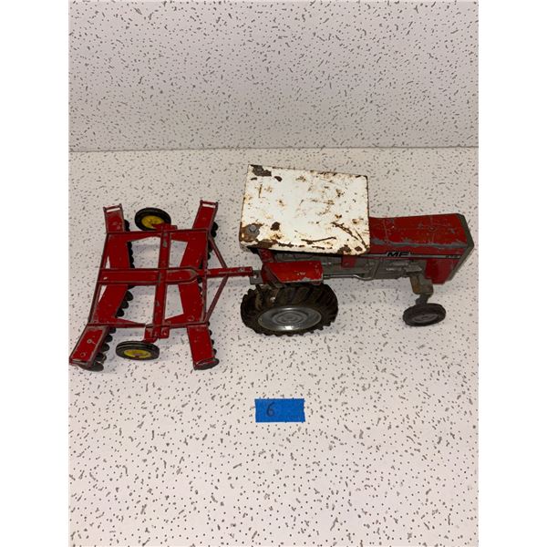Vintage Die cast metal Massey Ferguson Tractor