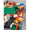 Image 2 : Tub of Misc. LEGO Pieces