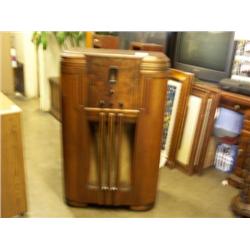 Antique radio walnut cabniet
