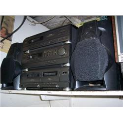 Sharp stereo 5 disc CD changer & 2 speaker