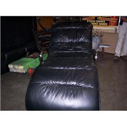 Blk leather lounge chair ( beautiful)