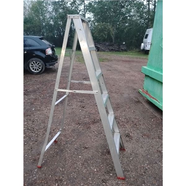 Light Weight 6 Foot Aluminum Ladder