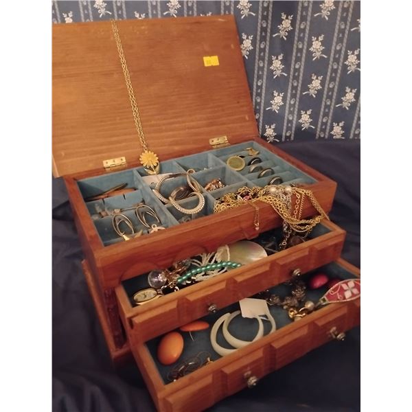 White Oak Jewlery Chest 10.5x 6 & Contents