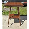 Image 1 : BEAUTIFUL ANTIQUE OAK VICTORIAN 2-TIER PARLOR TABLE