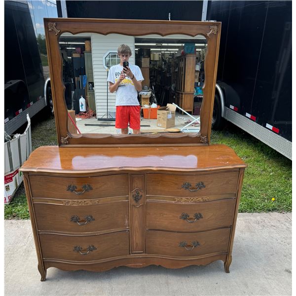 BASSETT FURNITURE CHEST OF DRAWERS WITH MIRROR (MATCHES LOT 13)