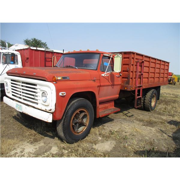 Ford 700 Truck - 4 x 2 Tranny, Dual Tires, Dual Ram Hoist, Metal Box (15' x 8') - 63,768Miles - Not 