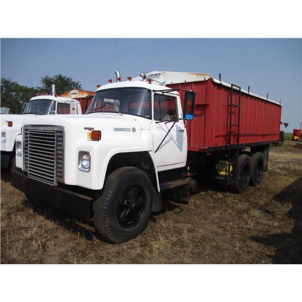 International Loadstar 1850 Truck - Diesel, Tandem, Dual Ram Hoist, Air Breaks (poor), Metal Box (18