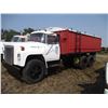 Image 2 : International Loadstar 1850 Truck - Diesel, Tandem, Dual Ram Hoist, Air Breaks (poor), Metal Box (18