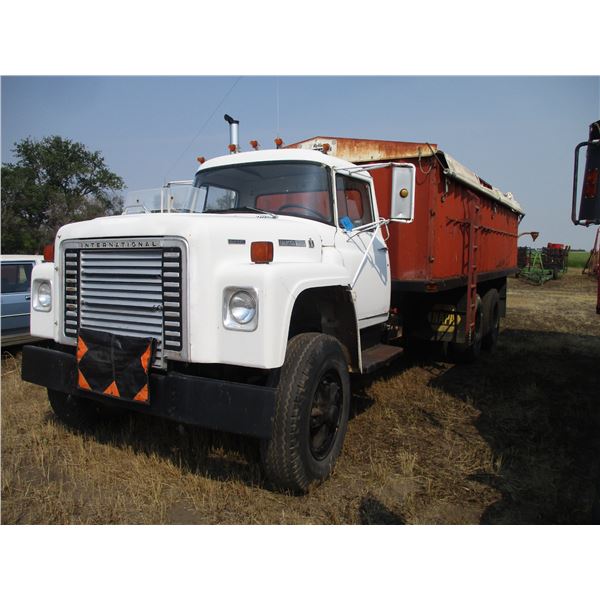 International Loadstar 1850 Truck - Diesel, Tandem, Dual Ram Hoist, Breaks are Poor, Metal Box (20' 