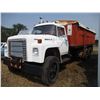 Image 2 : International Loadstar 1850 Truck - Diesel, Tandem, Dual Ram Hoist, Breaks are Poor, Metal Box (20' 