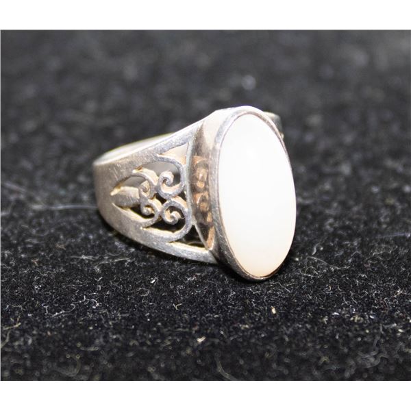 PEARLESCENT SILVER RING SIZE 6