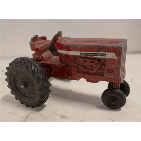 INTERNATIONAL FARMALL 656 ERTL METAL TRACTOR