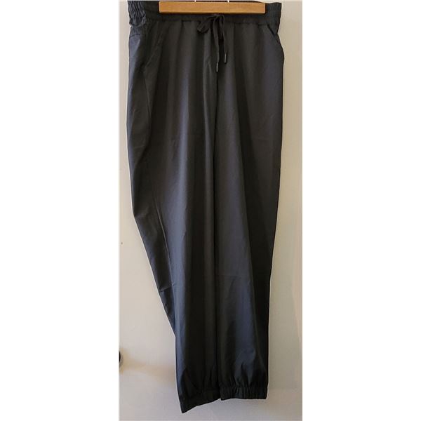 35)  NEW WITH TAGS, SIZE SMALL, STUDIO WOVEN STRET