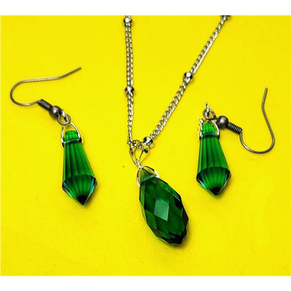7)  EMERALD GREEN SWAROVSKI CRYSTAL PENDANT ON 18"