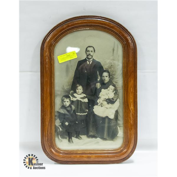 ANTIQUE FRAMED BLACK AND WHITE PHOTO OF FAMILY