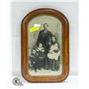 Image 1 : ANTIQUE FRAMED BLACK AND WHITE PHOTO OF FAMILY