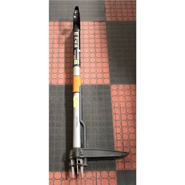 FISKAR EXTENDABLE WEEDER