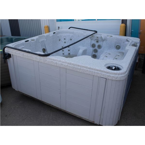 COAST SPAS 6 PERSON HOT TUB INCLUDES LOUNGER WITH