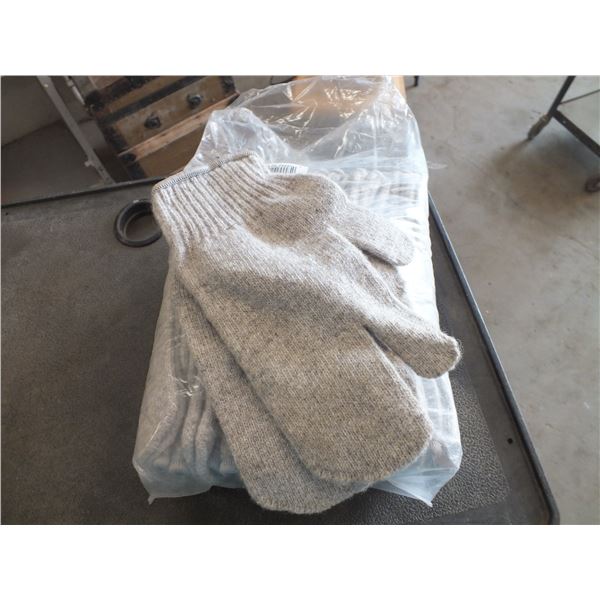 12 Pairs Of Large Wool Gloves