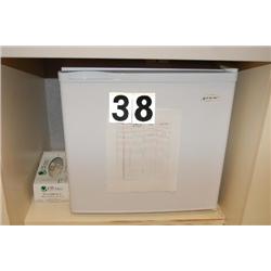 MAGIC CHEF MINI REFRIGERATOR