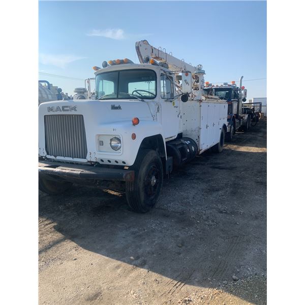1981 MACK 600 S/A Cable Pull Truck with picker, air compressor and radial hydraulic large capacity w