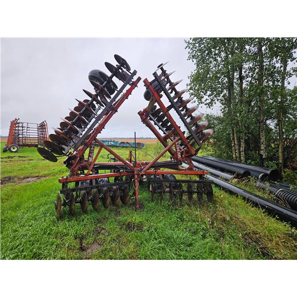 WHITE 271 Field 24' Disc - 9" spacing, 21" front serrated, 20" rear smooth discs. Located in PEACE R