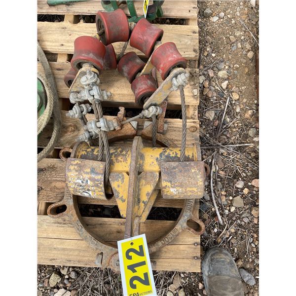 Small diameter steel pipe stringing roller