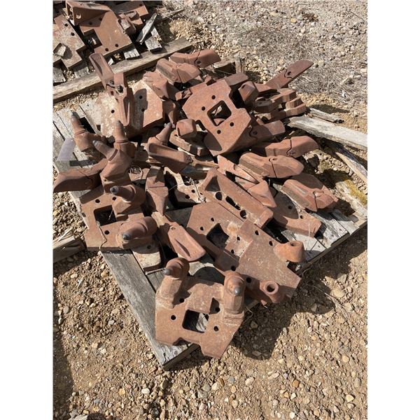 Chain trencher tooth/bit plates to fit 4501, 4502 & 4525 K chain. Quantity of teeth and weld-on bit 