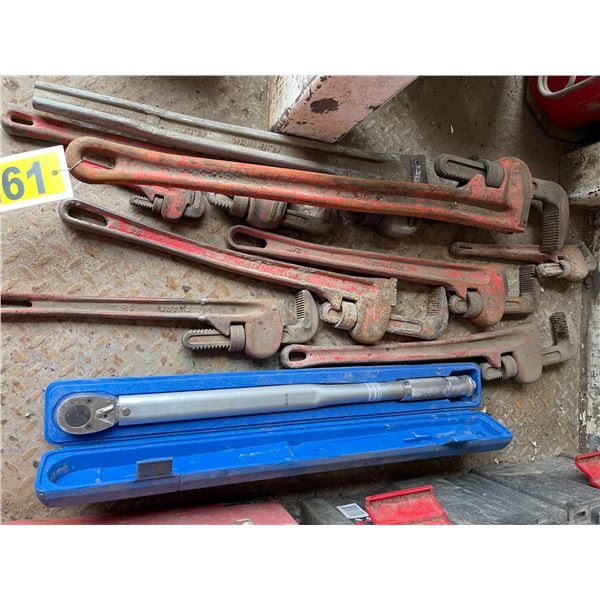 Quantity of pipe wrenches and 1/2" torque wrench