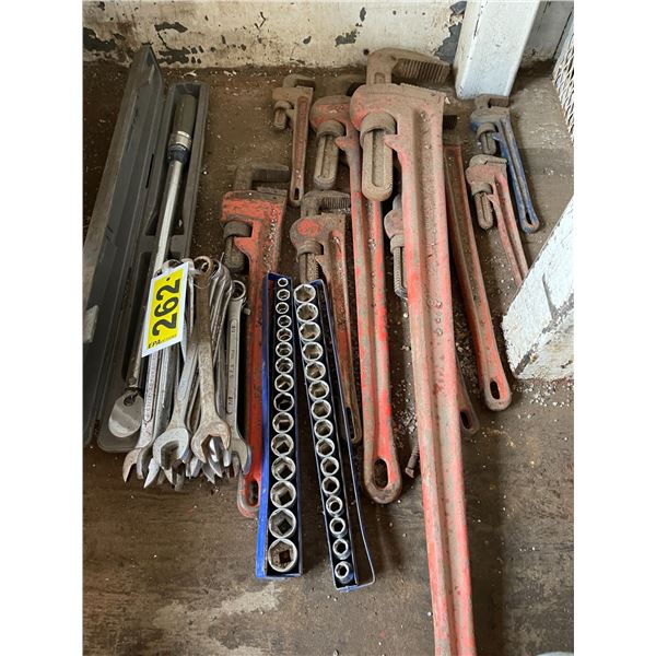 Quantity of pipe wrenches, bundle of combination wrenches and 1/2" torque wrench