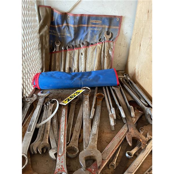 Quantity of combination wrenches