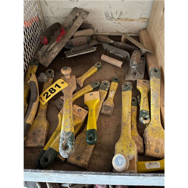 Quantity of paint scrapers and trowels