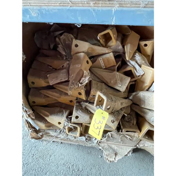Box of excavator teeth - Black Cat J250 Tiger Teeth