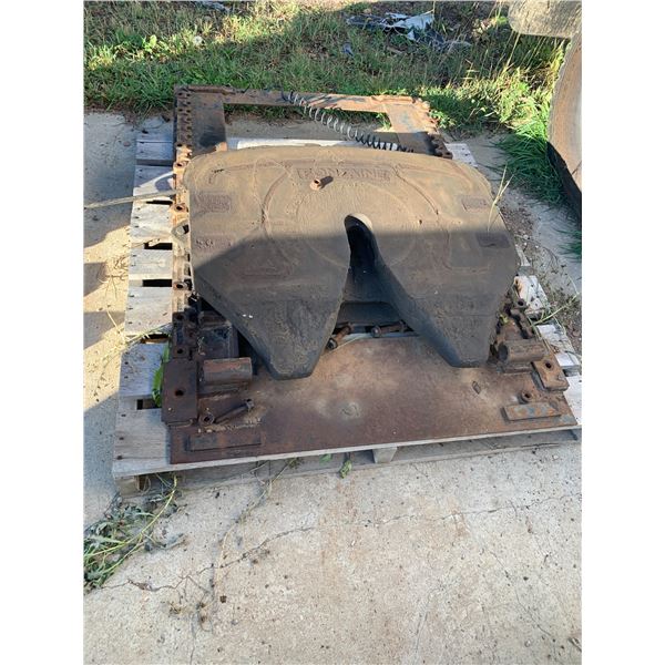 5th Wheel. Ph Rick (780) 531-2779, From Hwy 825 East on Boysdale Rd & South 1 mile on 224