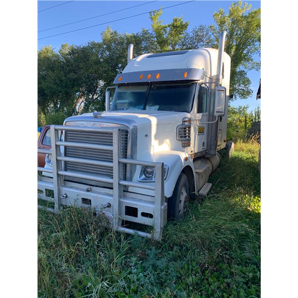 2011 Freightliner, Detroit DD15, integral sleeper, alum. bumper, showing 1,560,843 km, running condi