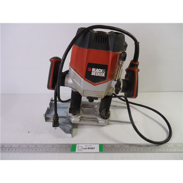 Black and Decker Router-powers on