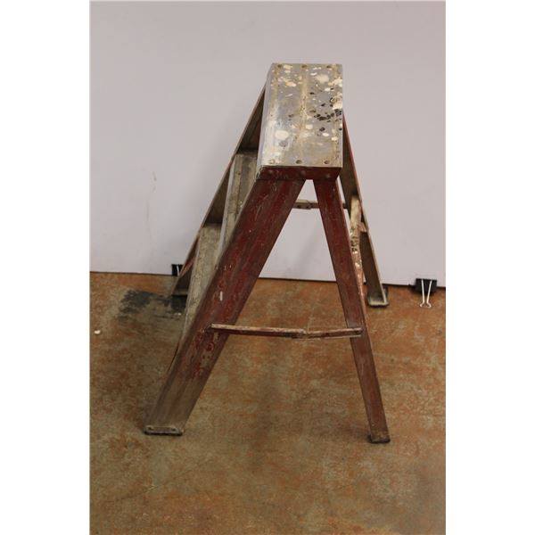 * Metal Step Ladder 28''