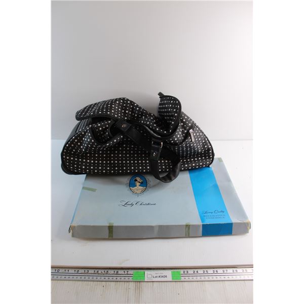 Lady Christina Table Cloth and Napkin Set and Bag with Wheels