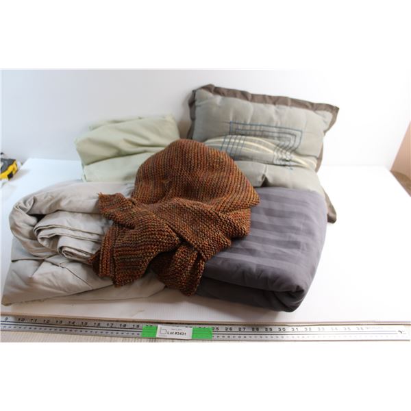 (3) King Size Duvet Covers, Pillow and Pleated Blanket