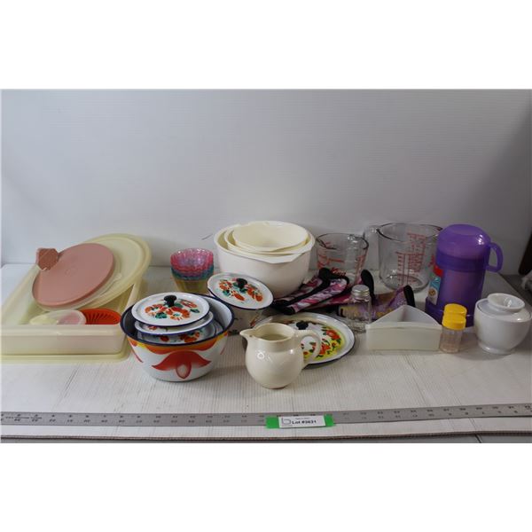 (2) Anchor Hocking Fire King Measuring Cup, (3) Plastic Mixing Bowls, Tupperware Tray, Tupperware Li