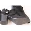 Image 5 : (2) Women's Size 9 High Heeled Shoes
