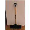 Image 1 : *Yardworks Snow Shovel with Steel Wear Strip 26''